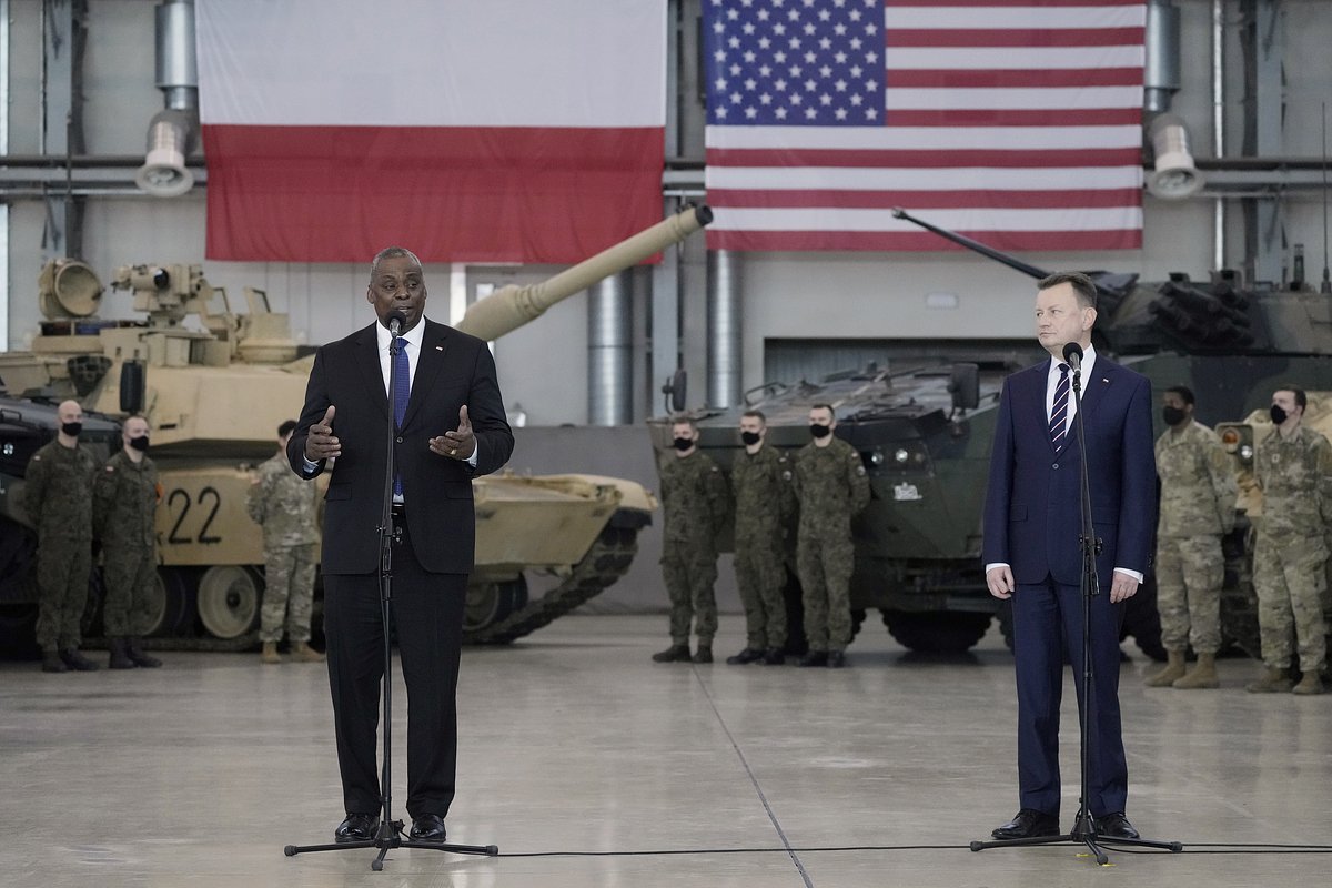 Министр обороны США Ллойд Остин (слева) выступает с обращением к американским военным на авиабазе Повидз, Польша, 18 февраля 2022 года