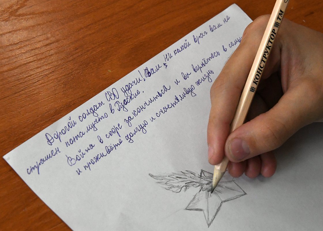Ученик школы № 7 в селе Овсянка Красноярского края пишет письмо воинам СВО. 6 октября 2023 года