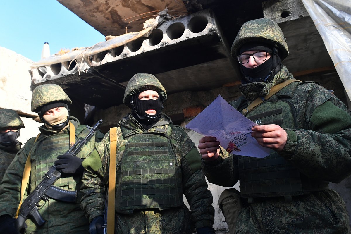 Военнослужащие с письмами и рисунками детей, переданными журналистами РИА Новости, на военной позиции в районе Энергодара Запорожской области. 5 ноября 2022 года