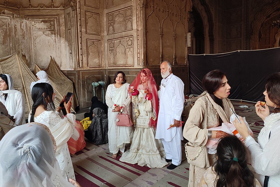 Свадьба в мечети Бадшахи, родители с невестой