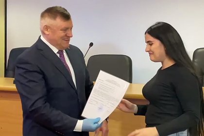 Вручение российским мэром сертификатов на жилье в резиновой перчатке объяснили