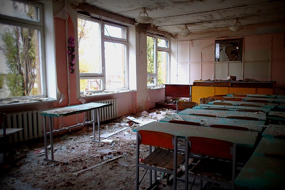 Весна 2015 года. Школа в Углегорске после обстрела ВСУ 
