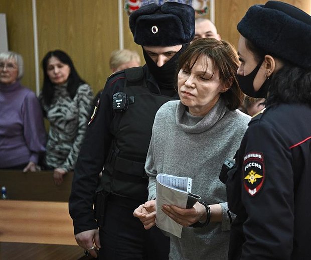 Бывший начальник управления финансами ВОГ Татьяна Зембова (в центре) во время заседания суда