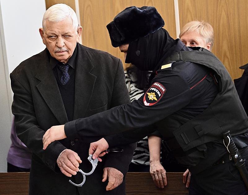 Бывший президент Всероссийского общества глухих (ВОГ) Валерий Рухледев (слева) во время заседания суда