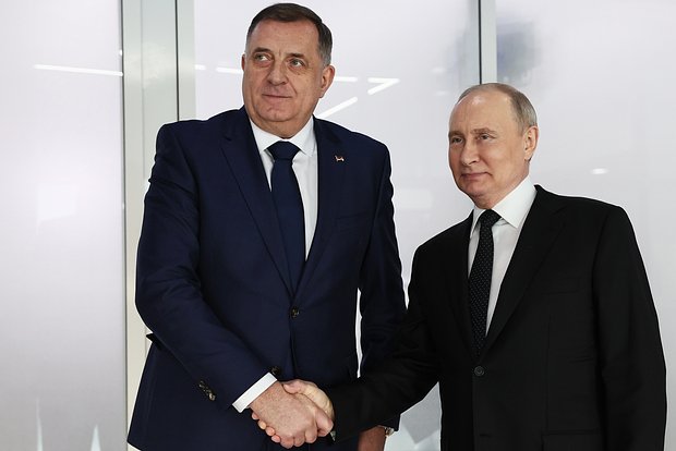 Милорад Додик (слева) и Владимир Путин (справа)