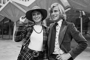 English racing driver James Hunt (1947 - 1993) with his first wife, British model and actress Suzy Miller, UK, 2nd January 1975