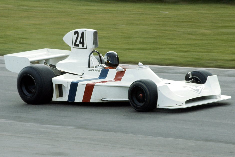 Джеймс Хант за рулем болида Hesketh Racing, 1973 год