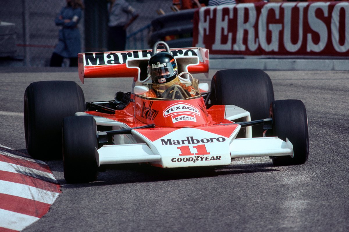 Джеймс Хант за рулем болида McLaren