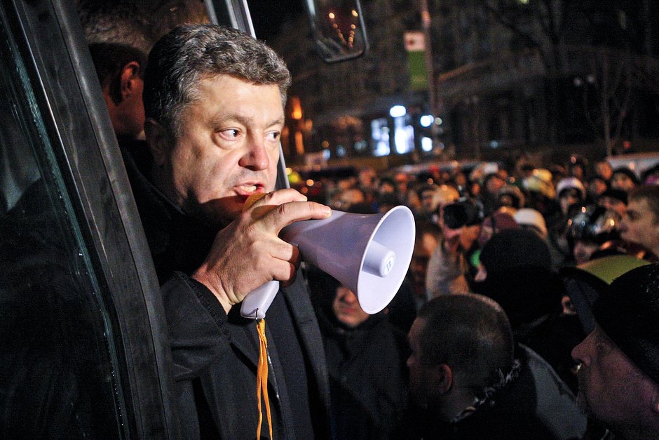 Петр Порошенко выступает на Майдане Незалежности, 22 февраля 2014 года