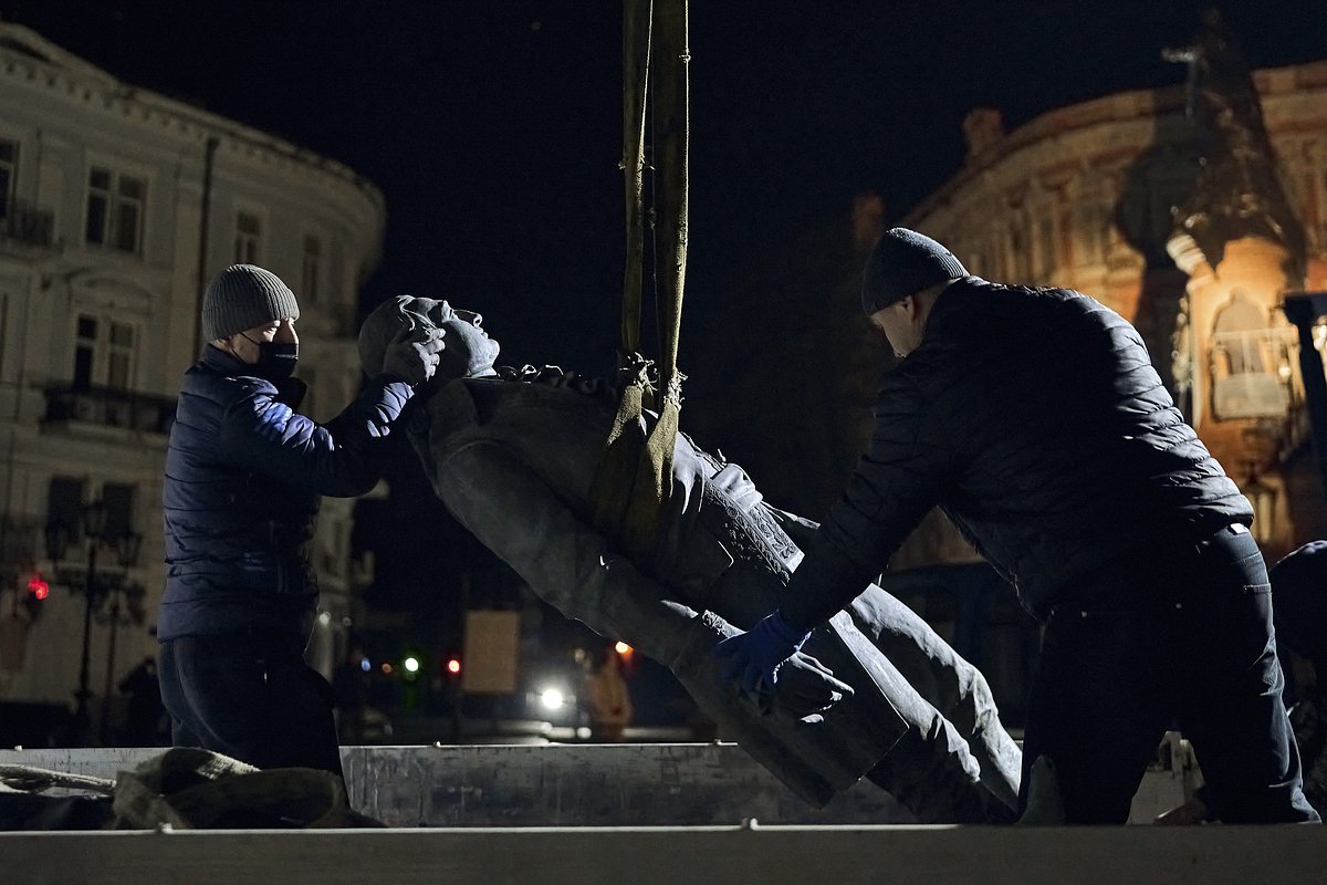 Рабочие сносят памятник Екатерине II, также известного как «Памятник основателям Одессы» в Одессе, 28 декабря 2022 года