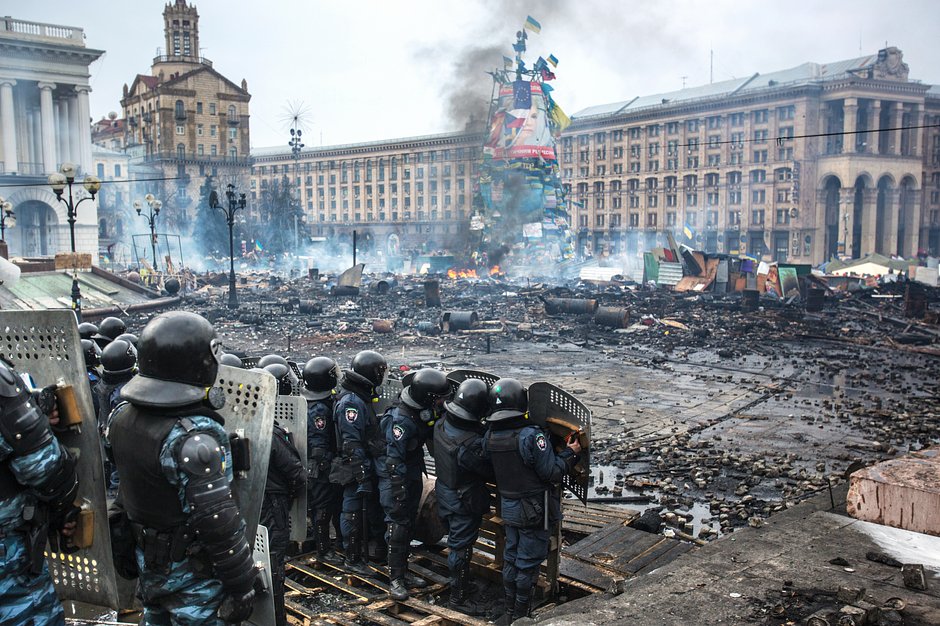 Сотрудники правоохранительных органов на Майдане Незалежности в Киеве, 19 февраля 2014 года