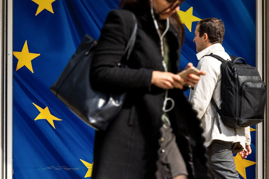 Флаг ЕС возле штаб-квартиры Еврокомиссии в Брюсселе, 16 мая 2023 года