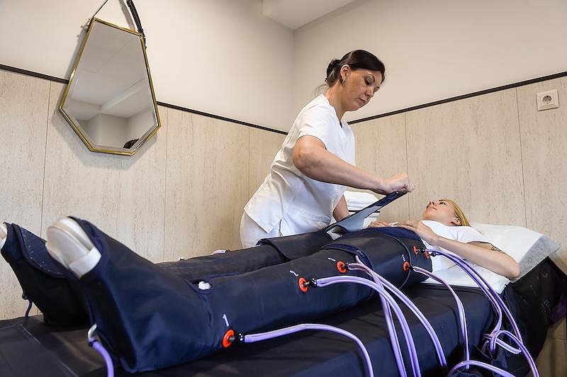 Отдыхающие на отдыхе выбирают разные виды физиотерапии и массажа