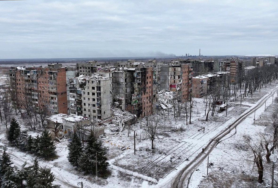 Разрушенные жилые дома на одной из улиц в Авдеевке