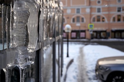 В России призвали не возмещать ущерб от падения сосулек на машину