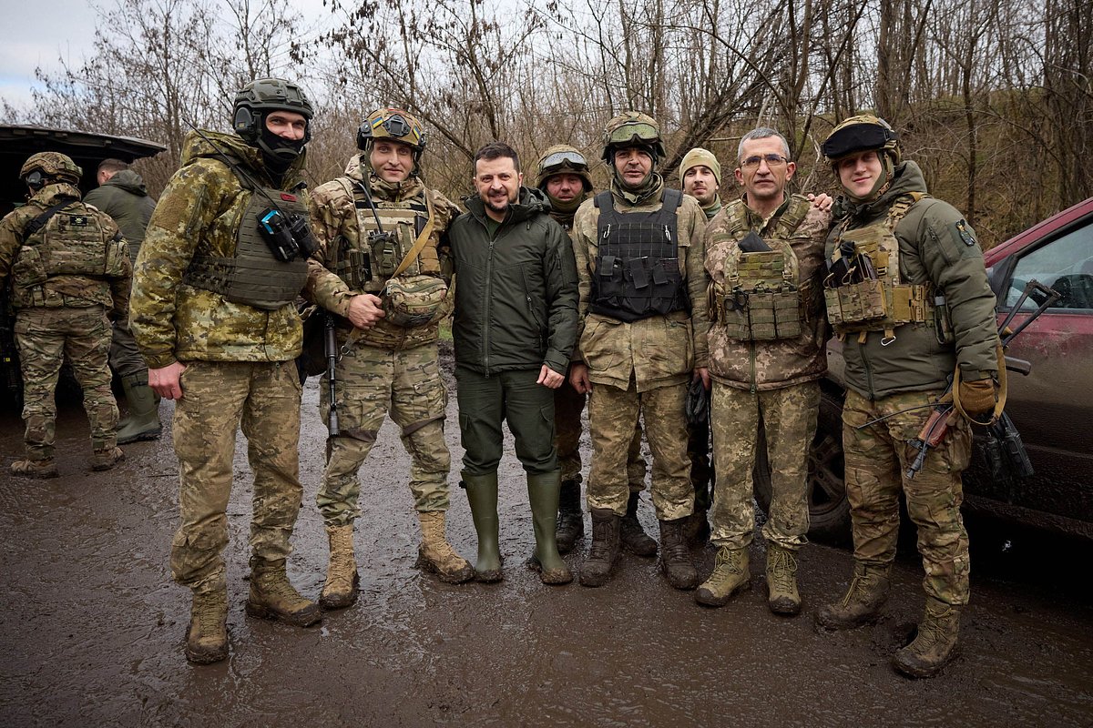 Президент Украины Владимир Зеленский позирует с военнослужащими 