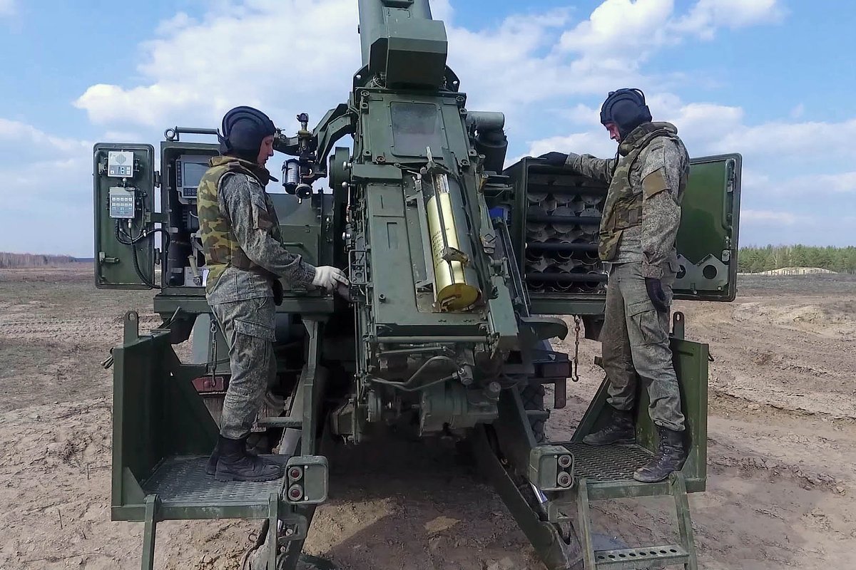 Военнослужащие ВС РФ заряжают самоходную артиллерийскую установку «Мальва»