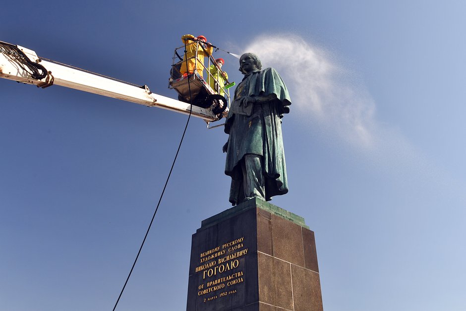 Работники коммунальных служб моют памятник Н. В. Гоголю на Гоголевском бульваре в Москве