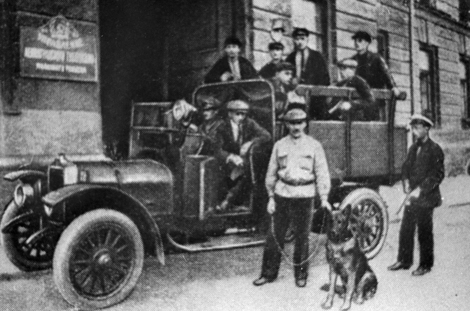 Группа сотрудников уголовного розыска перед выездом на задержание банды преступников. 1920 год