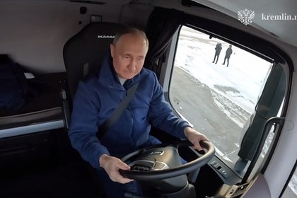 Путин подвез вице-премьера на КамАЗе и в шутку поинтересовался наличием денег