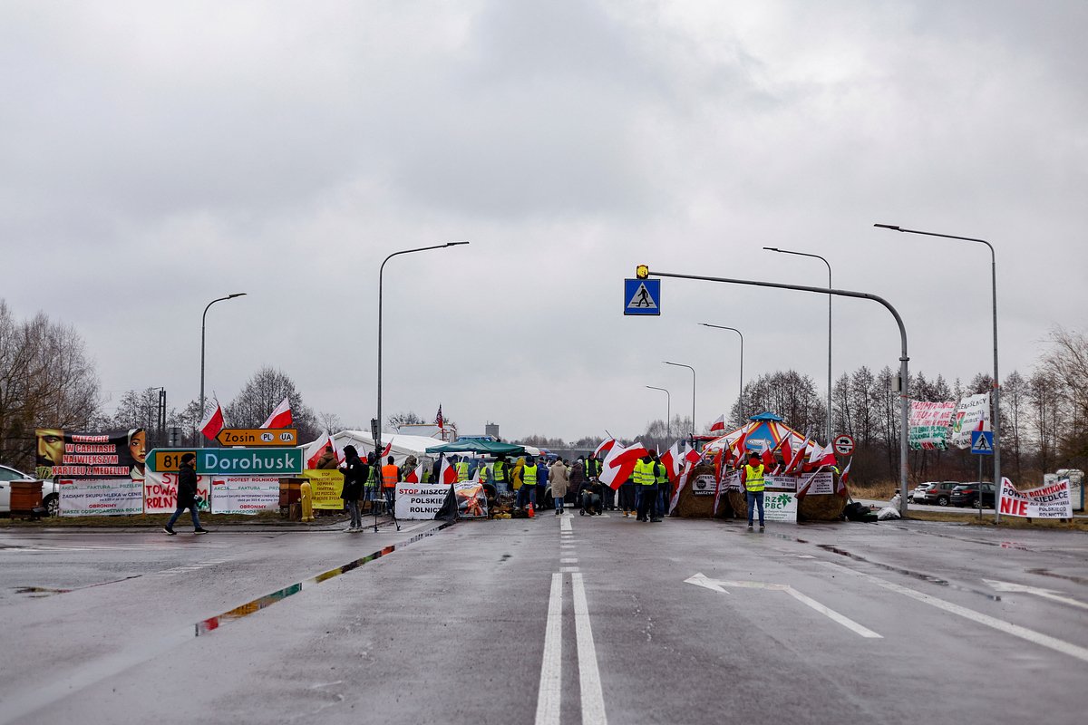 Украинцы дали ответ протестующим польским фермерам. Сгоревшие грузовики и тракторы свозят на границу