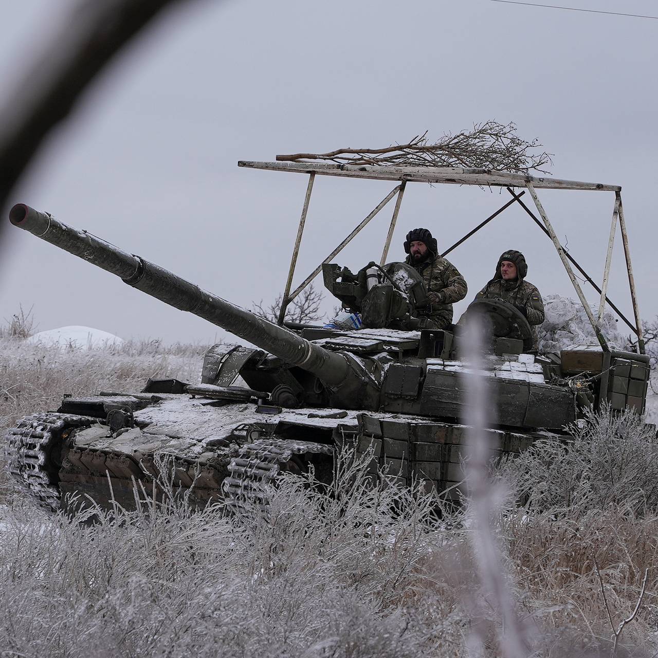 Американские танки Abrams впервые заметили на линии фронта. Какая  российская техника способна им противостоять?: Оружие: Наука и техника:  Lenta.ru