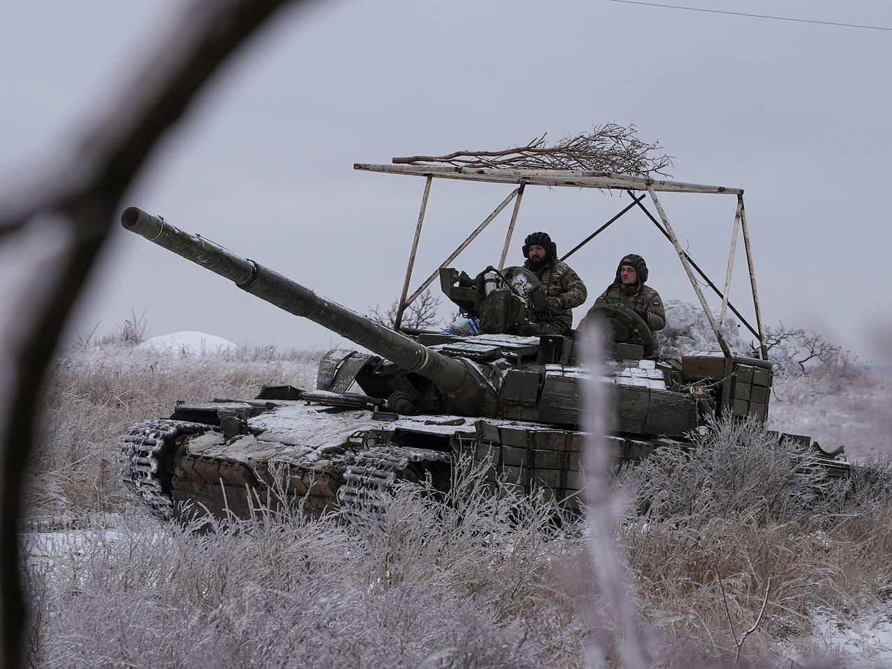 Американские танки Abrams впервые заметили на линии фронта. Какая  российская техника способна им противостоять?: Оружие: Наука и техника:  Lenta.ru