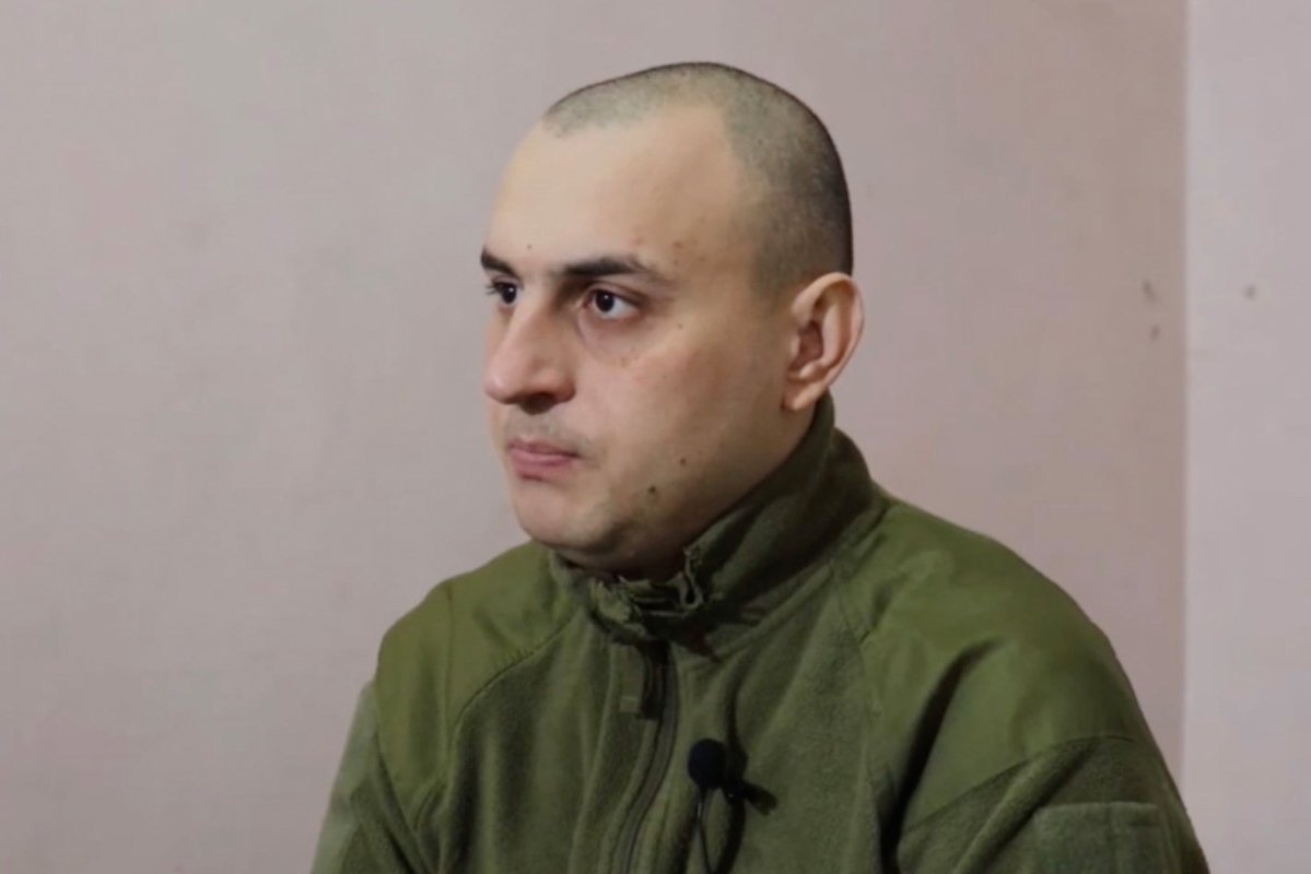 «Меня взяли в плен красиво». Российские военные нашли солдата ВСУ, который неделю прятался в Авдеевке. Что он рассказал?