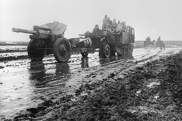 Советский тягач буксирует гаубицу М-30 по дороге в Никополь, зима 1944 года