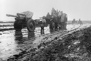 Советский тягач буксирует гаубицу М-30 по дороге в Никополь, зима 1944 года