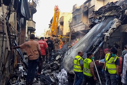 Раскрыта причина падения пассажирского самолета в жилом квартале в Пакистане
