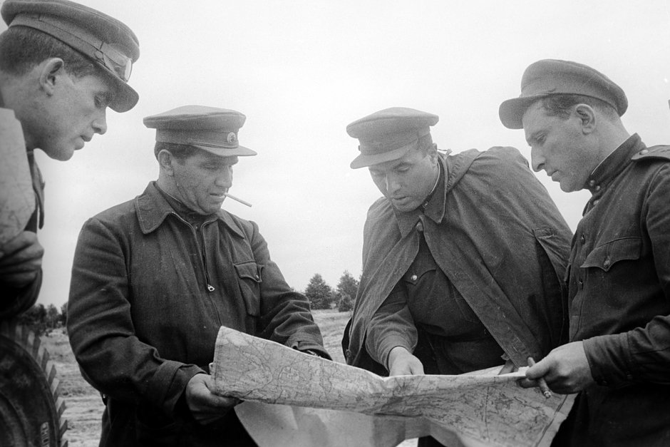 Генерал Василий Чуйков (второй слева) слушает доклад подчиненного