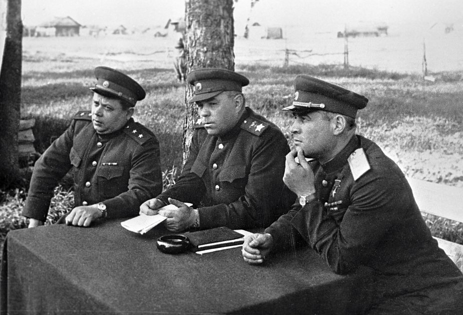 Маршал Александр Василевский (в центре) вместе с генералами Василием Макаровым (слева) и Иваном Черняховским допрашивает пленного немецкого генерала, 1944 год
