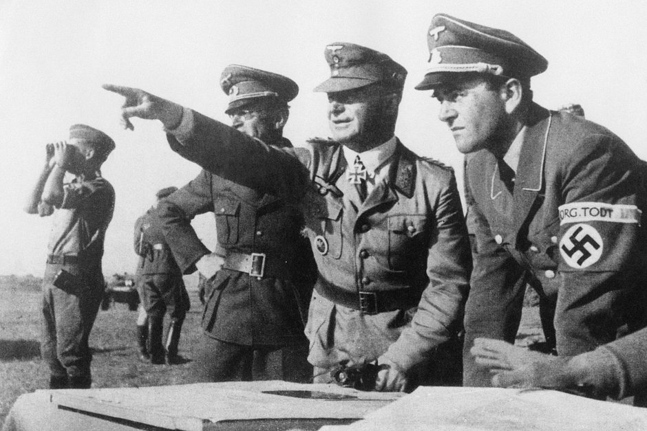 Министр вооружений и военного производства Германии Альберт Шпеер (крайний справа), 1943 год