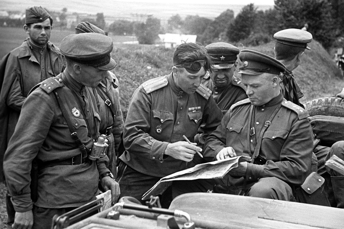 Командующий 4-й танковой армией генерал Дмитрий Лелюшенко  (справа) слушает доклад командира соединения подполковника Павла Тезикова, 1944 год