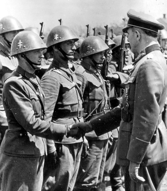 Генерал  Карл-Адольф Холлидт награждает словацких солдат на Восточном фронте