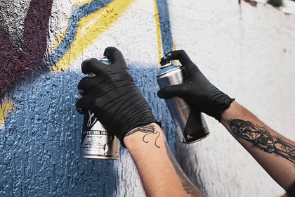 Сделавшего граффити в поддержку экстремистских организаций россиянина осудили