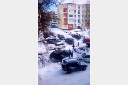 В российском городе отметили свадьбу со стрельбой и перекрытием дороги