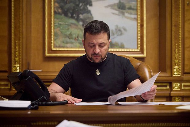 Президент Украины Зеленский подписал закон о демобилизации солдат-срочников