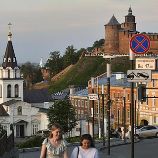 Две женщины гуляют на улице. они разговаривают и выпивают.