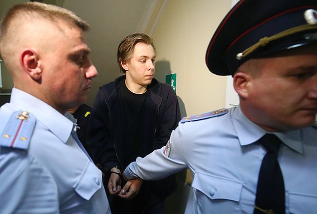 Никита Журавель (в центре) после задержания