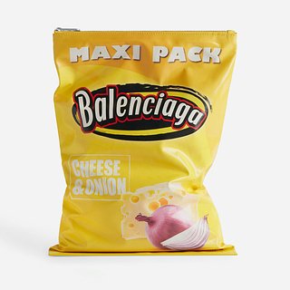 Balenciaga выпустил сумку в виде пачки чипсов за 161 тысячу рублей