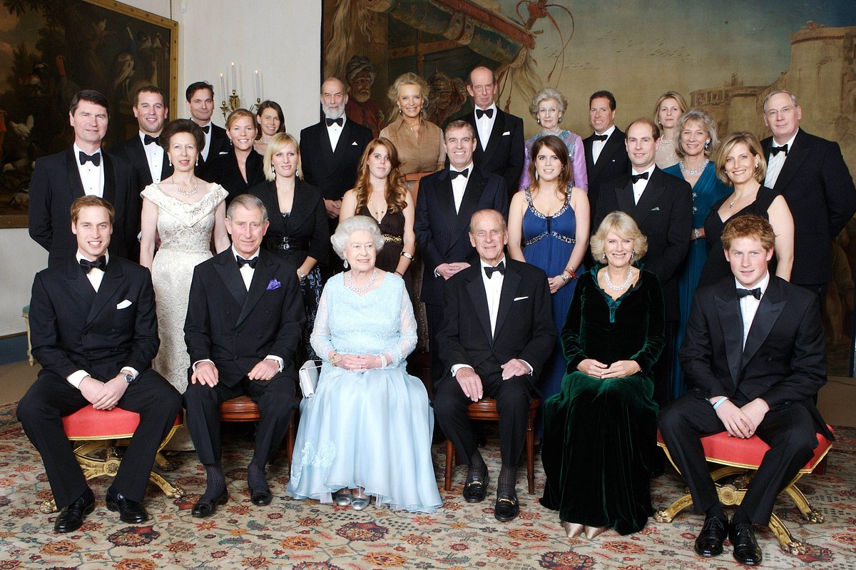 Британская королевская семья в полном составе празднует годовщину свадьбы Елизаветы II и принца Филиппа, 18 ноября 2007 года