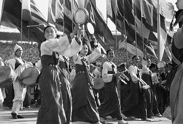 Торжественное открытие VI Всемирного фестиваля молодежи и студентов. Центральный стадион имени В.И. Ленина, 28 июля 1957 года