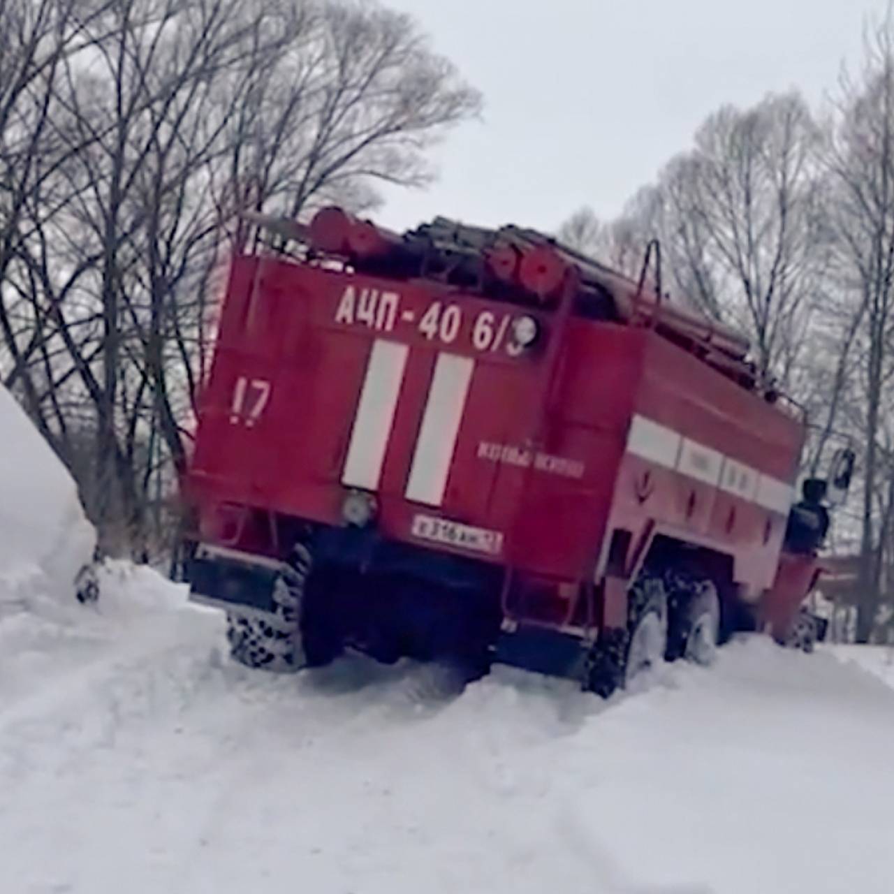 В России пожарные на трех машинах застряли в сугробах и не смогли потушить  дом: Происшествия: Россия: Lenta.ru