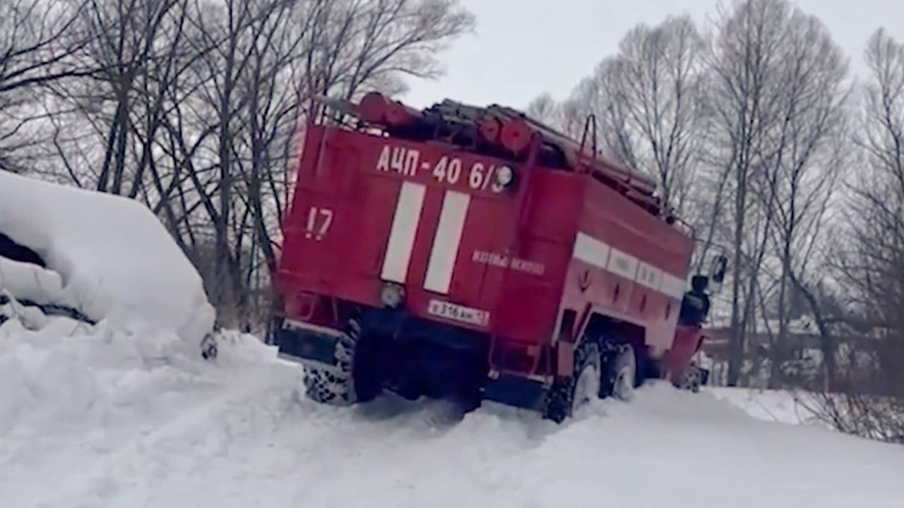 В России пожарные на трех машинах застряли в сугробах и не смогли потушить  дом: Происшествия: Россия: Lenta.ru