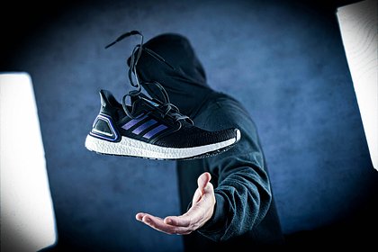 Канье Уэст обвинил Adidas в продаже фейковой обуви