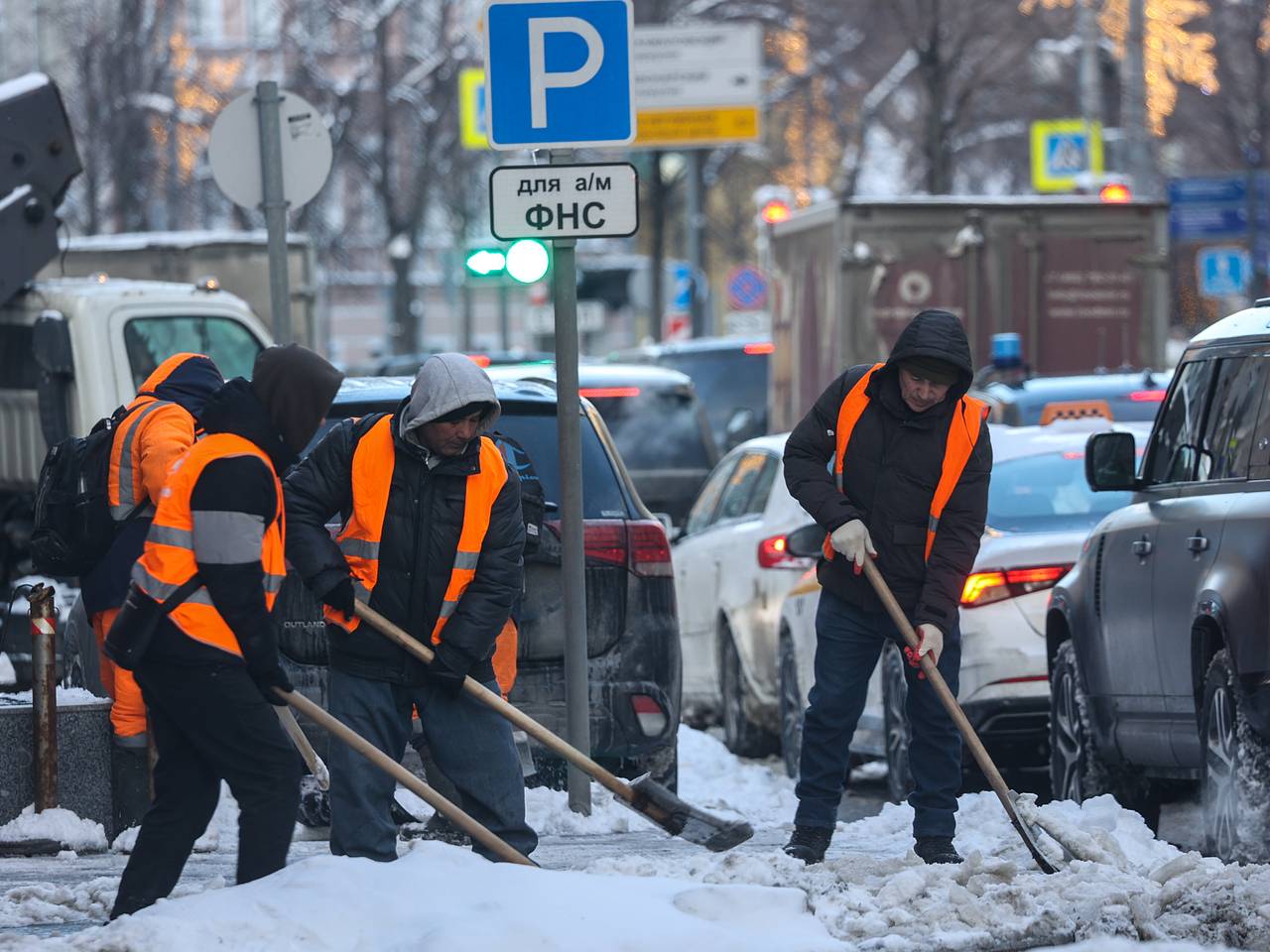 В российском регионе решили брать на работу мигрантов из Индии и Пакистана:  Общество: Россия: Lenta.ru