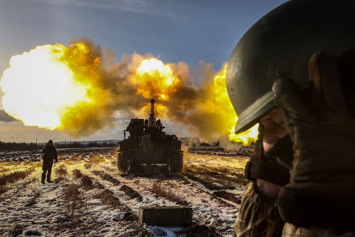 Военнослужащие во время боевой работы пушек 2С5 «Гиацинт-С» артиллерийских подразделений Центрального военного округа (ЦВО) в зоне проведения специальной военной операции