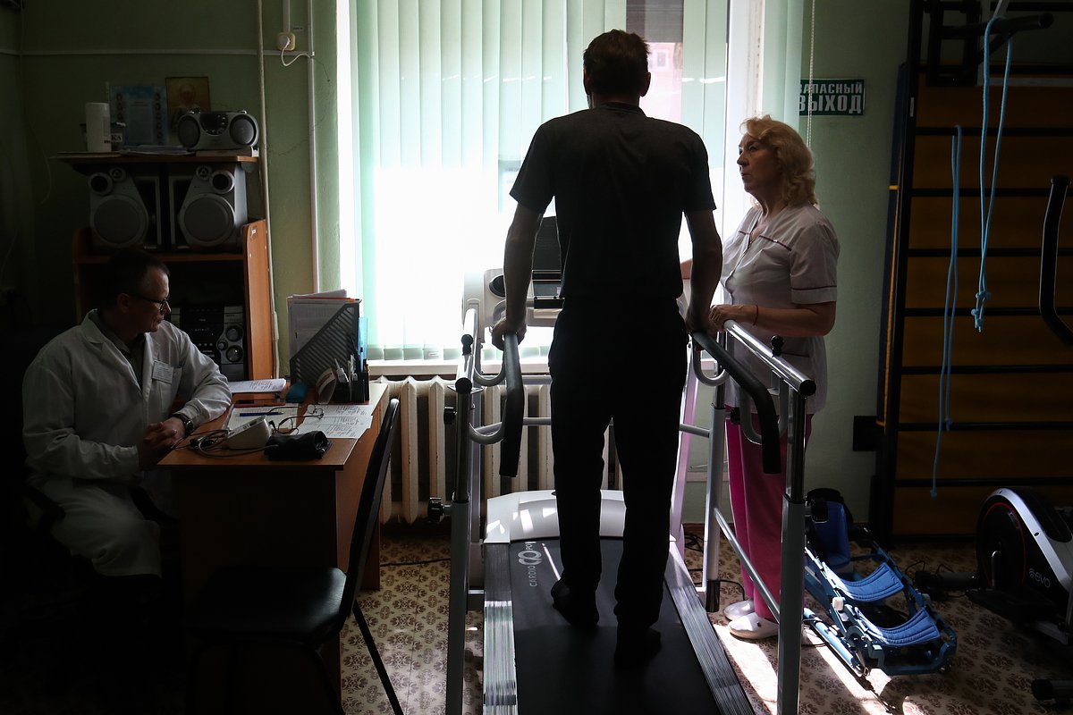 Раненый военнослужащий — участник специальной военной операции проходит реабилитацию в центре социального обслуживания населения в городе Волжский Волгоградской области
